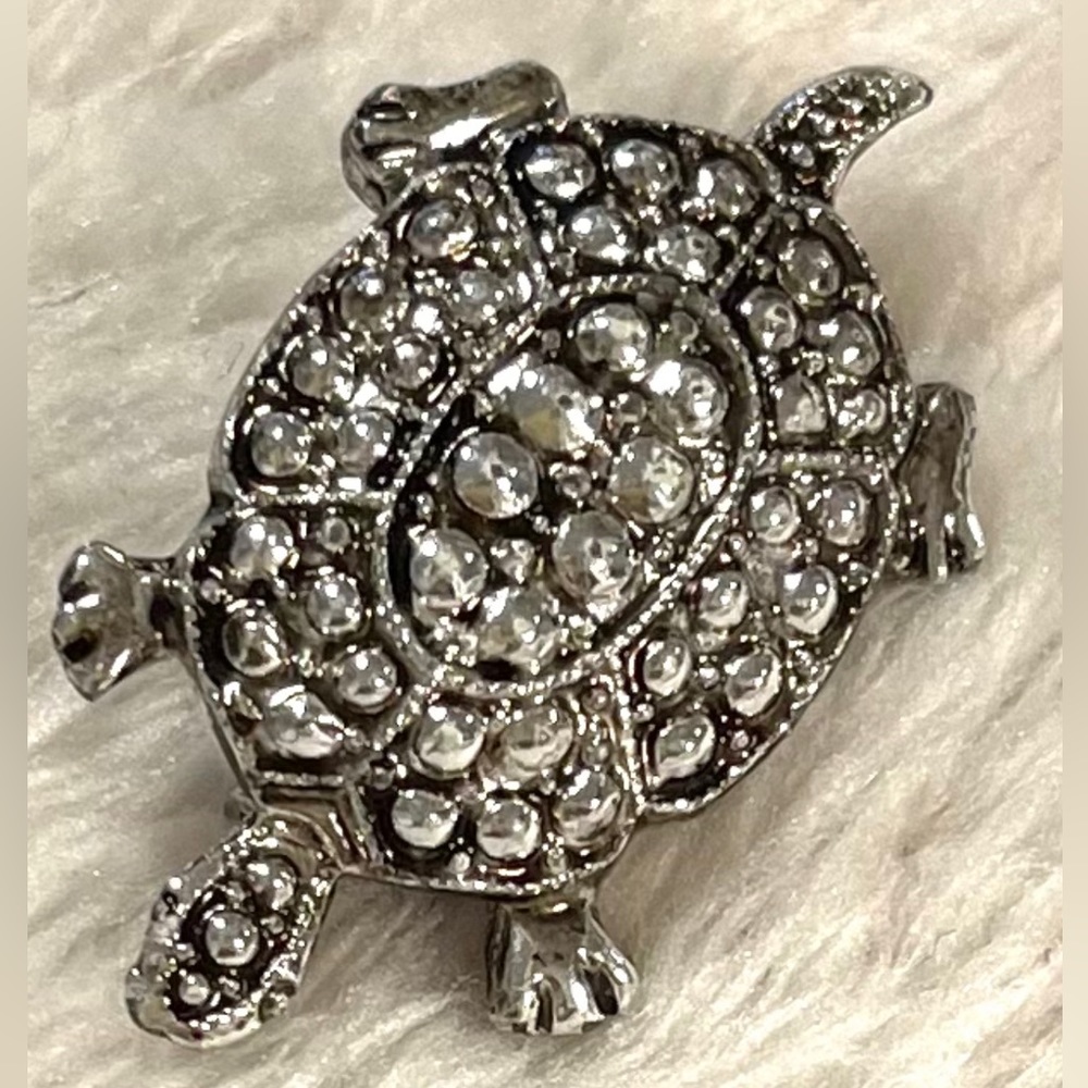 Gerry's Turtle Silver Tone Brooch Pin